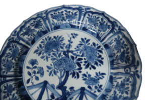 Chinese gelobde schotel Kangxi blauw-wit pioen en hek – foto 2