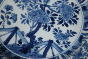 Chinese gelobde schotel Kangxi blauw-wit pioen en hek – foto 3