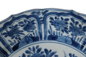 Chinese gelobde schotel Kangxi blauw-wit pioen en hek – foto 4