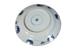 Chinese gelobde schotel Kangxi blauw-wit pioen en hek – foto 5