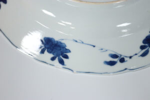 Chinese gelobde schotel Kangxi blauw-wit pioen en hek – foto 6