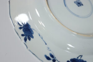 Chinese gelobde schotel Kangxi blauw-wit pioen en hek – foto 7