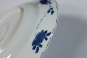 Chinese gelobde schotel Kangxi blauw-wit pioen en hek – foto 8