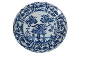 Chinese gelobde schotel Kangxi blauw-wit bloeiende boom en hek – foto 1