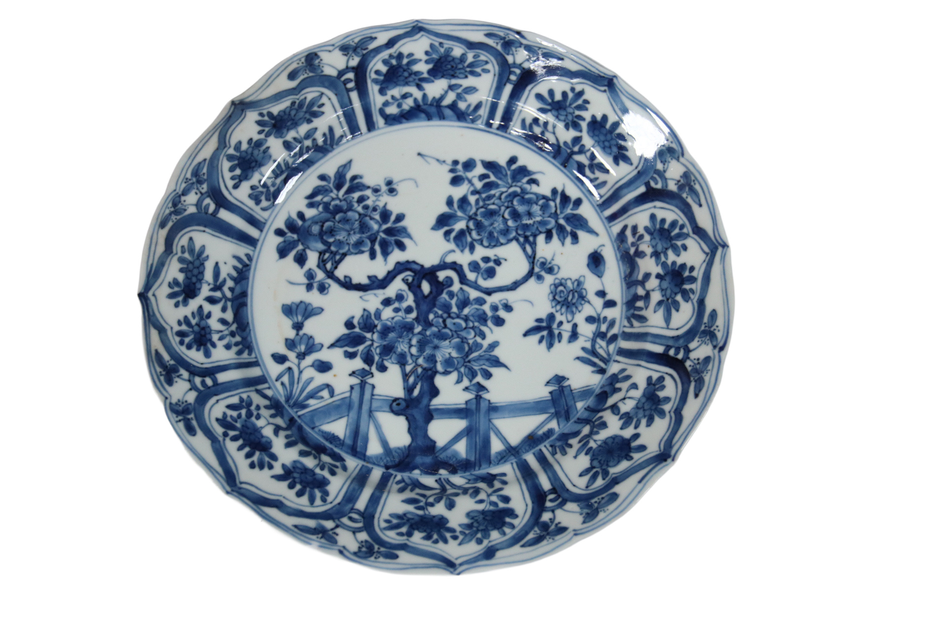Chinese gelobde schotel Kangxi blauw-wit bloeiende boom en hek – foto 1