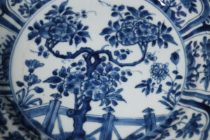 Chinese gelobde schotel Kangxi blauw-wit bloeiende boom en hek – foto 2