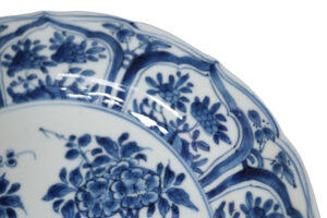 Chinese gelobde schotel Kangxi blauw-wit bloeiende boom en hek – foto 3