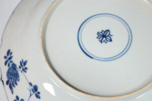 Chinese gelobde schotel Kangxi blauw-wit bloeiende boom en hek – foto 5