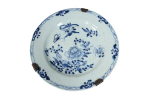 Chinees blauw-wit bord Qianlong pioen en vlinder – foto 1