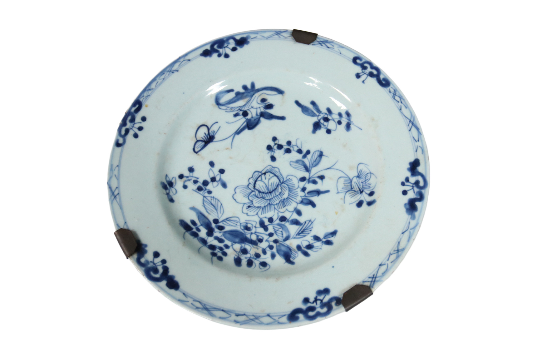 Chinees blauw-wit bord Qianlong pioen en vlinder – foto 1
