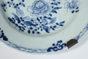 Chinees blauw-wit bord Qianlong pioen en vlinder – foto 2