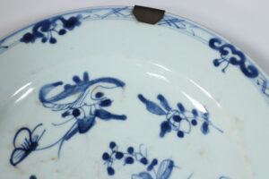 Chinees blauw-wit bord Qianlong pioen en vlinder – foto 3