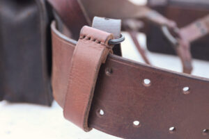 Franse militaire koppel met patroontassen en bretels – foto 3