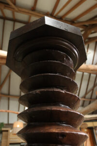 Houten wijnpersspil zuil sellette 170 cm – foto 4