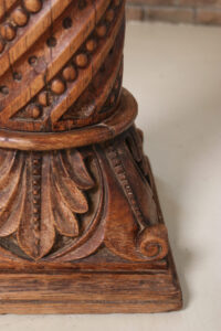Gesneden eikenhouten zuil getordeerd met parels en acanthus – foto 4
