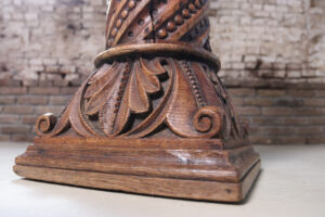 Gesneden eikenhouten zuil getordeerd met parels en acanthus – foto 5