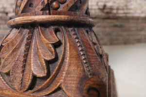 Gesneden eikenhouten zuil getordeerd met parels en acanthus – foto 6