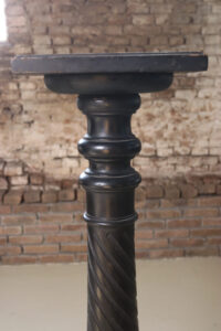 Gezwart houten zuil Napoleon III sellette – foto 4