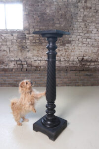 Gezwart houten zuil Napoleon III sellette – foto 1