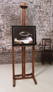 Stilleven met tinnen pispot (bodemvondst) – Marjolein van den Berg, acryl op doek – foto 2