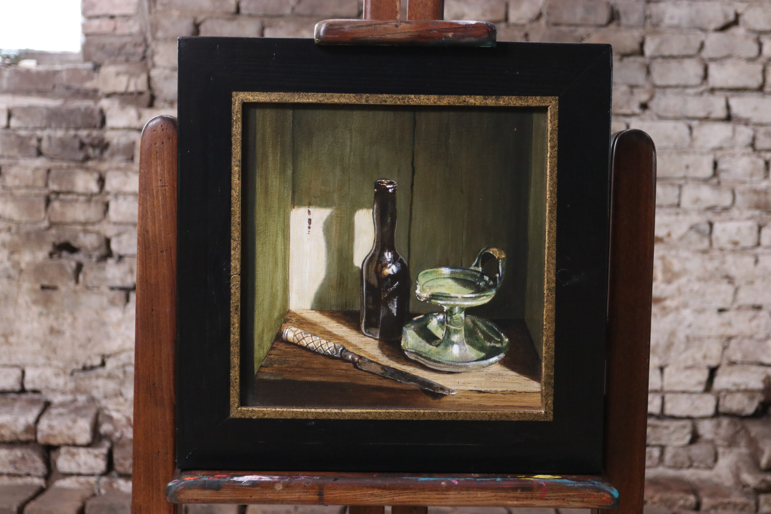 Stilleven met langnek en bodemvondsten – Marjolein van den Berg, acryl op doek – foto 1