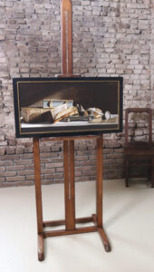 Stilleven met tinnen inktstel en oude boeken – Marjolein van den Berg, acryl op doek – foto 2