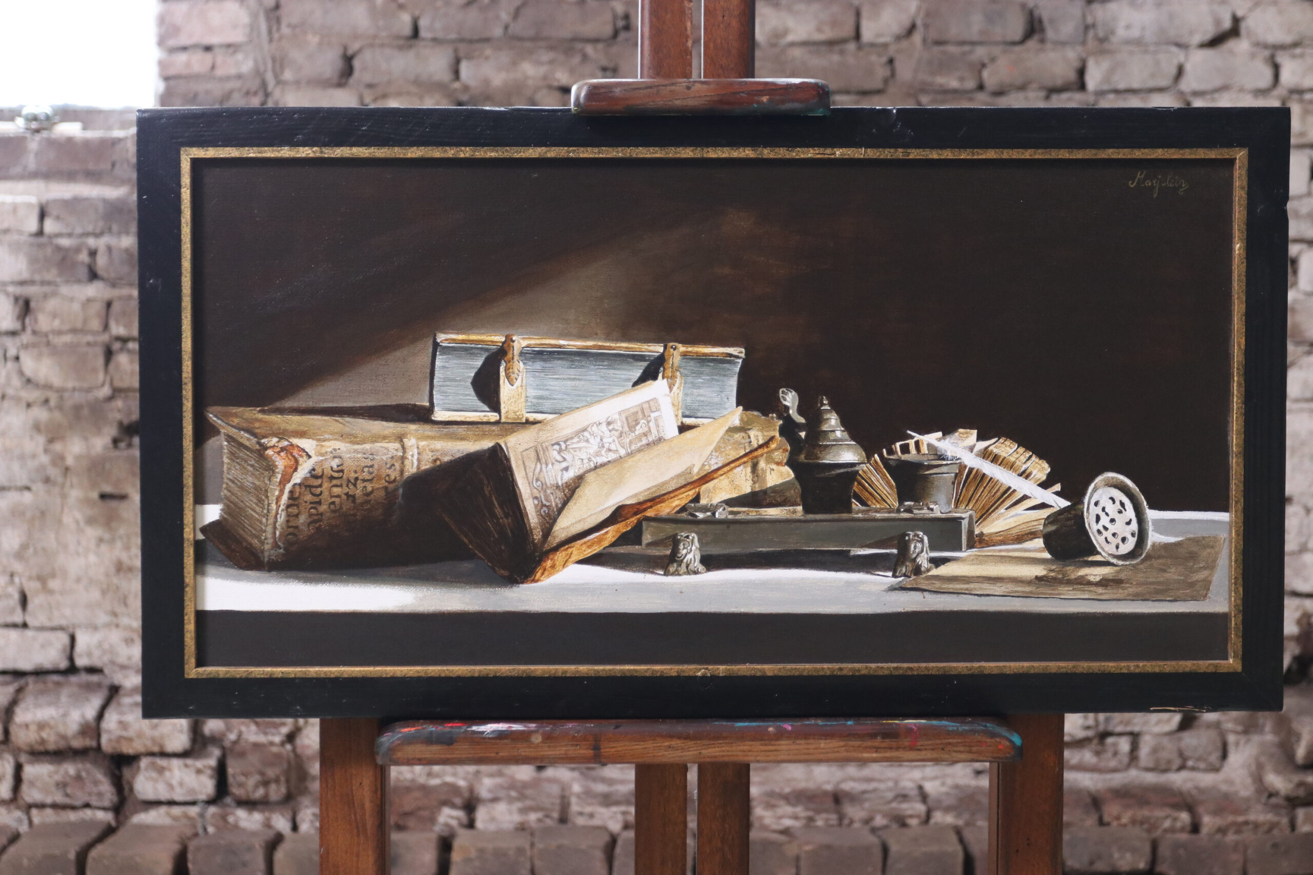 Stilleven met tinnen inktstel en oude boeken – Marjolein van den Berg, acryl op doek – foto 1