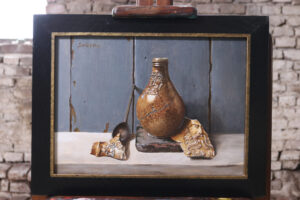 Stilleven met baardmannetje en tinnen lepel – Marjolein van den Berg, acryl op doek – foto 1