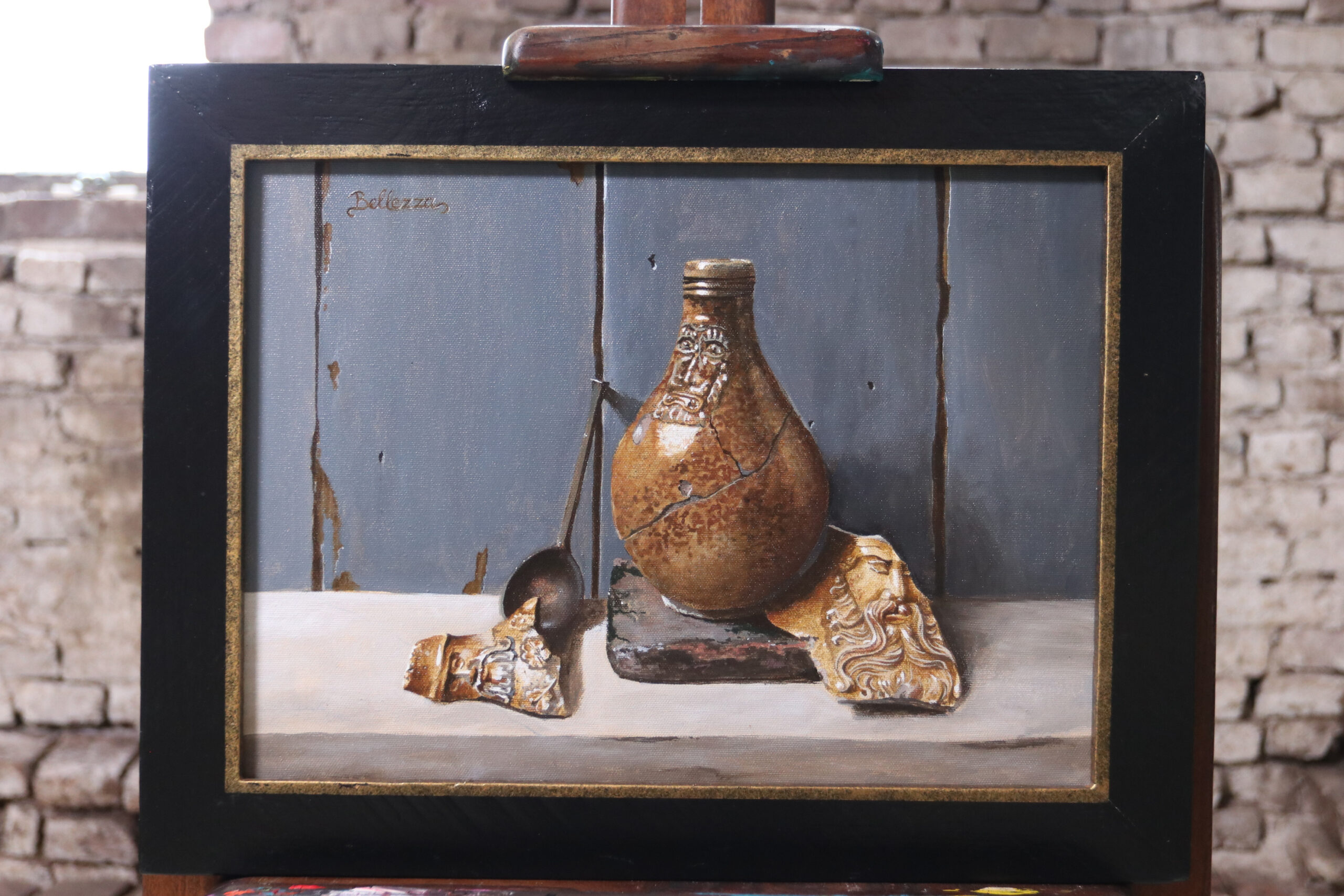 Stilleven met baardmannetje en tinnen lepel – Marjolein van den Berg, acryl op doek – foto 1