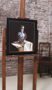 Stilleven met blauwe Westerwalder kan met tinnen deksel – Marjolein van den Berg, acryl op doek – foto 2