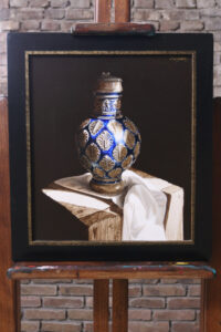 Stilleven met blauwe Westerwalder kan met tinnen deksel – Marjolein van den Berg, acryl op doek – foto 1