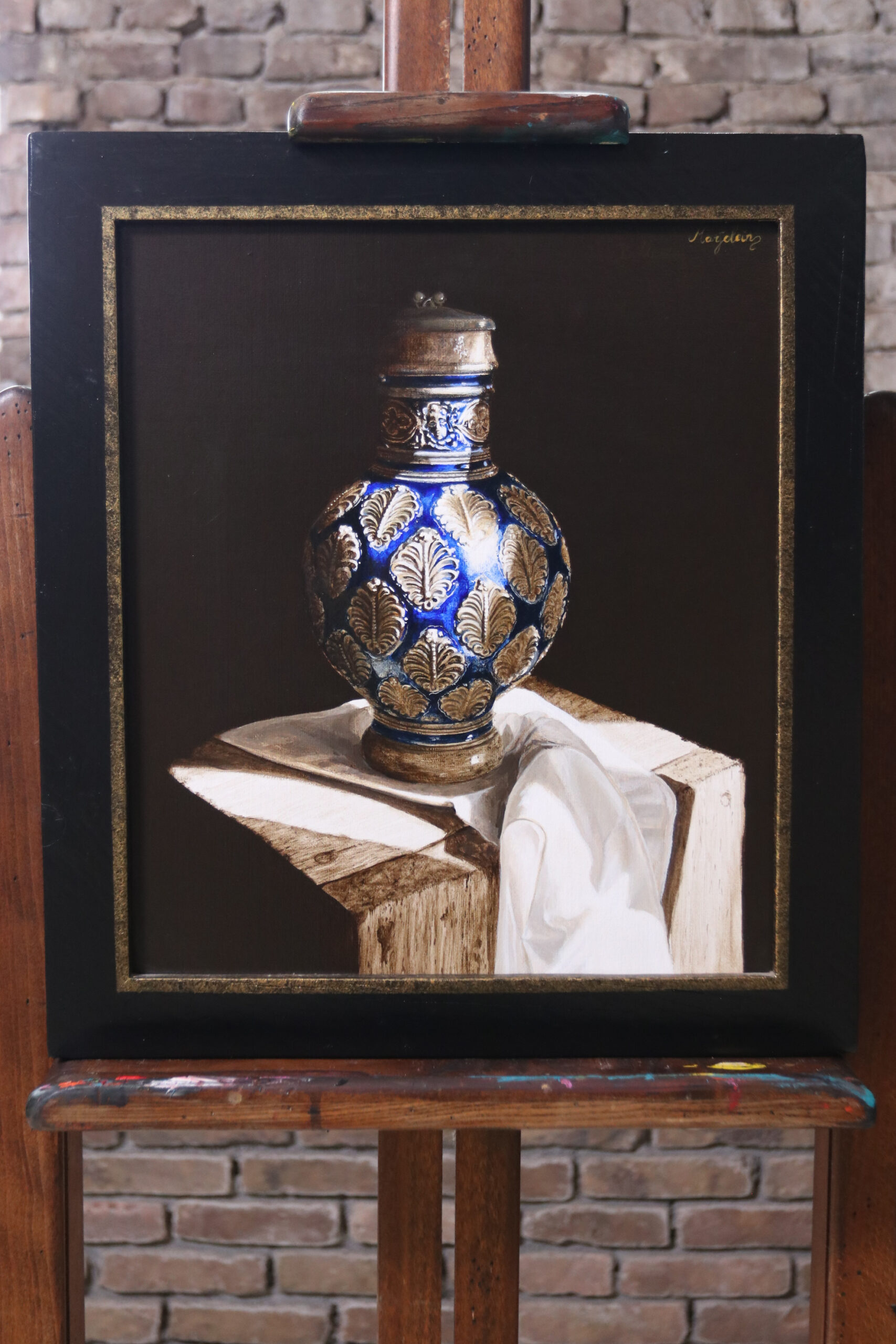 Stilleven met blauwe Westerwalder kan met tinnen deksel – Marjolein van den Berg, acryl op doek – foto 1