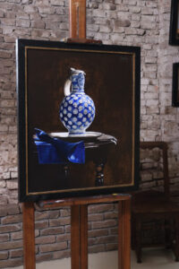 Stilleven met Westerwalder kan op tinnen bord – Marjolein van den Berg, acryl op doek – foto 2