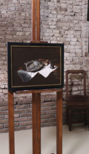 Stilleven met tinnen schotel, boekje en beker – Marjolein van den Berg, acryl op doek – foto 2