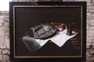 Stilleven met tinnen schotel, boekje en beker – Marjolein van den Berg, acryl op doek – foto 1