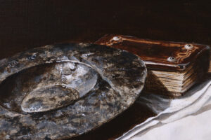 Stilleven met tinnen schotel, boekje en beker – Marjolein van den Berg, acryl op doek – foto 4