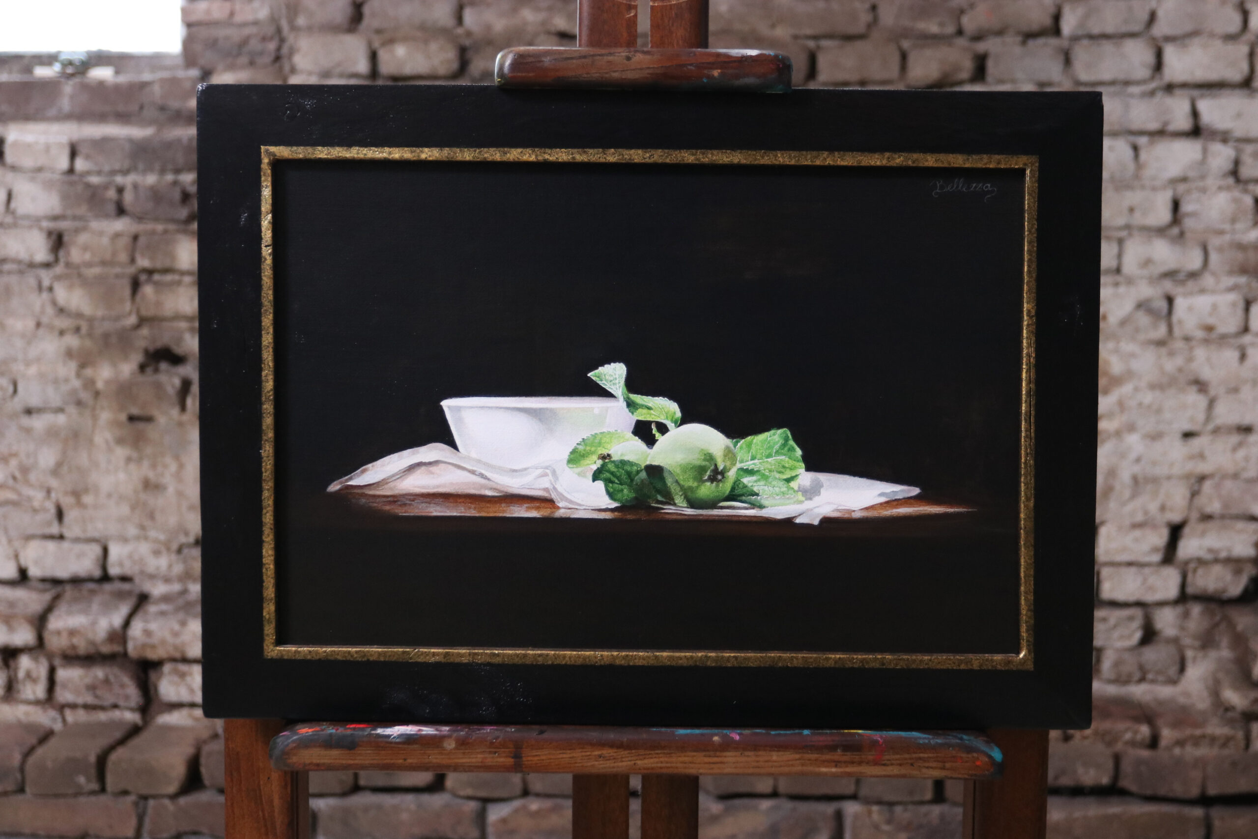 Stilleven met appeltjes en witte kom – Marjolein van den Berg, acryl op doek – foto 1
