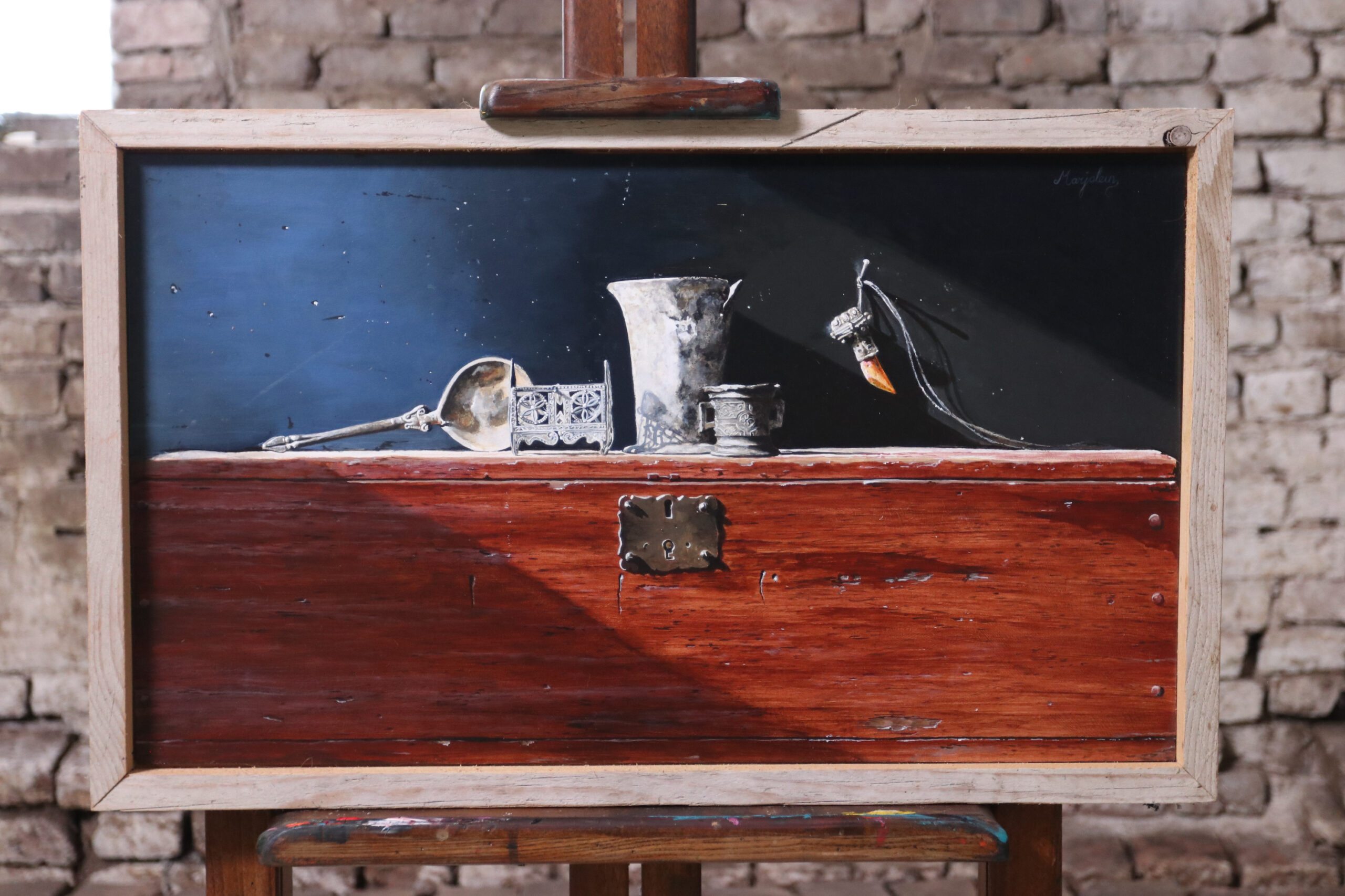 Stilleven met tinnen bodemvondsten op een kist – Marjolein van den Berg, acryl op doek – foto 1