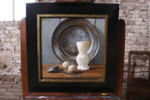 Stilleven met tinnen schotel, Jacobakannetje en kleistoppen – Marjolein van den Berg, acryl op doek – foto 1