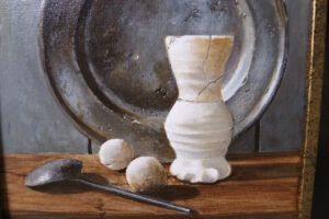 Stilleven met tinnen schotel, Jacobakannetje en kleistoppen – Marjolein van den Berg, acryl op doek – foto 3
