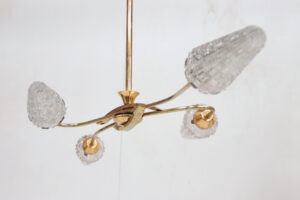 Vintage messing hanglamp met vier glazen kappen, Franse stijl jaren 50 – foto 3