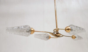 Vintage messing hanglamp met vier glazen kappen, Franse stijl jaren 50 – foto 5