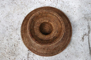 Rieten fruitschaal op voet van handgevlochten rotan – foto 7