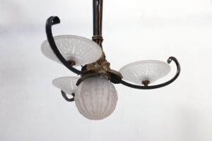 Franse art deco hanglamp smeedijzer vergulde bloemen geperst glas – foto 1