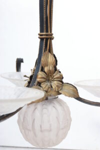 Franse art deco hanglamp smeedijzer vergulde bloemen geperst glas – foto 3
