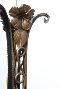 Franse art deco hanglamp smeedijzer vergulde bloemen geperst glas – foto 4