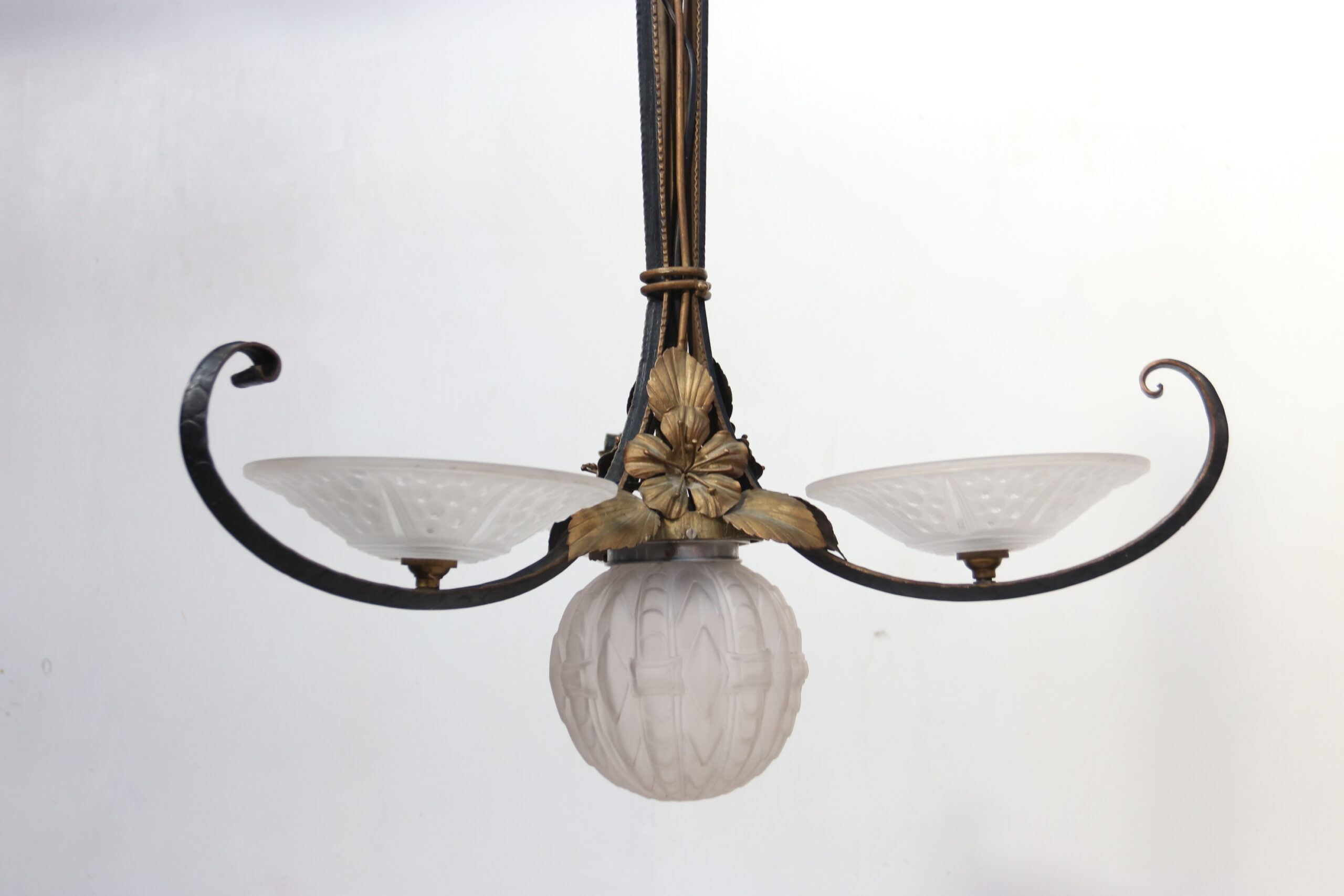 Franse art deco hanglamp smeedijzer vergulde bloemen geperst glas – foto 7