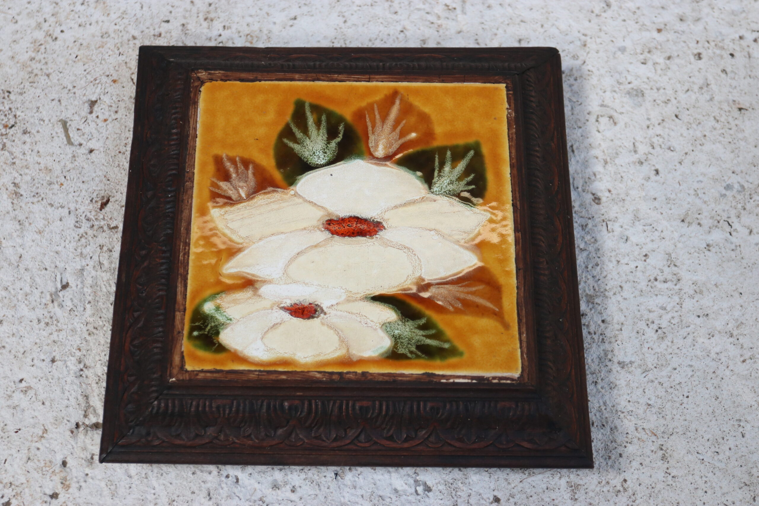 Onderzetter met majolica bloemtegel in gestoken houten lijst, art nouveau – foto 1