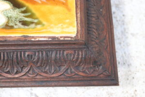 Onderzetter met majolica bloemtegel in gestoken houten lijst, art nouveau – foto 2
