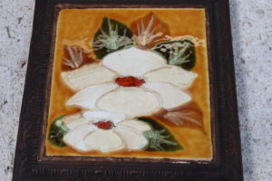 Onderzetter met majolica bloemtegel in gestoken houten lijst, art nouveau – foto 3